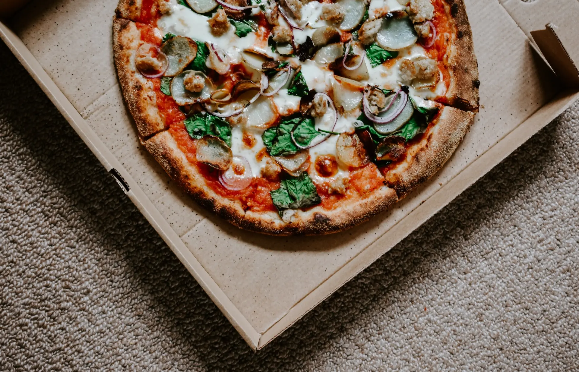 Pizza u kartonu za dostavu